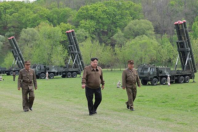 北韓領導人金正恩視察600公厘超大型多管火箭的首度戰術核武反擊演習。（取自勞動新聞）
