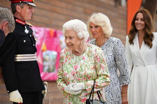 卡蜜拉（右二）去年曾伴隨女王伊麗莎白二世參加G7峰會接待活動。路透社