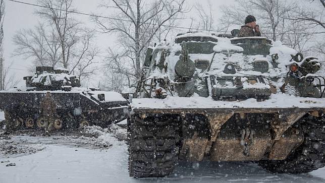 2024年2月9日，烏克蘭軍維修部隊正在烏東頓內茨克某處維修裝甲車。路透社