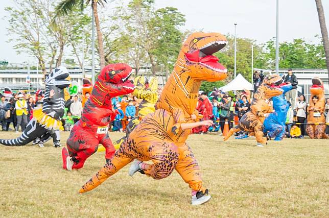 高雄富邦馬拉松首日，逾200隻恐龍競速狂奔。高雄運發局提供