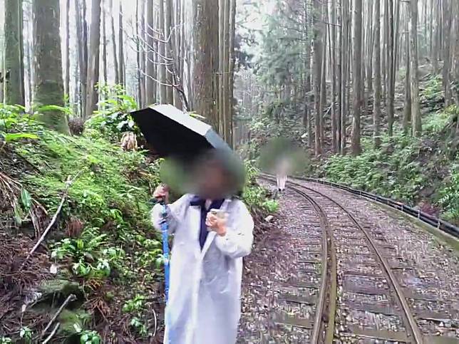 阿里山林鐵處呼籲遊客勿闖鐵軌以免受罰。（林鐵處提供）