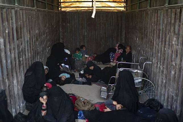 恐怖組織伊斯蘭國分崩離析，困於敘利亞東部的兒童與女性坐上貨車，被疏散到他處。（AP）
