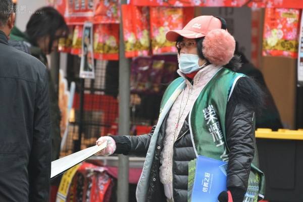 建商趁過年人潮，請人於寒冬中在迪化街派傳單。(好房網News記者 陳韋帆/攝影)