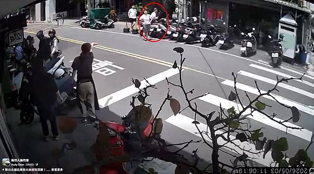 老闆娘追出店外要求該對夫婦回來道歉。（翻攝自臉書「新竹人新竹事」）
