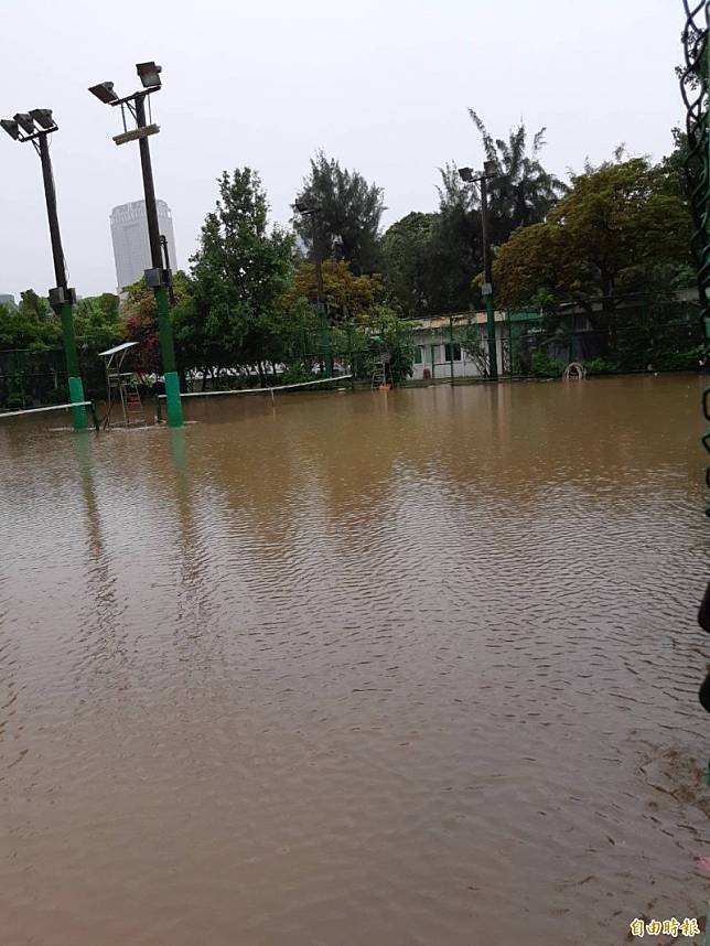 豪雨過後兩天民生網球場還像水池。(記者蔡清華攝)