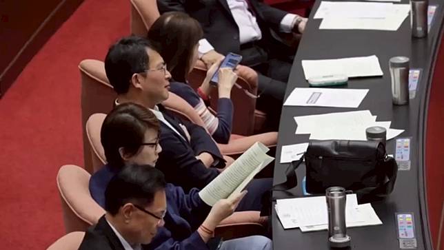吳思瑤說，黃國昌週五表決當天不投票不表態，還不時露出怪異笑容，一副幸災樂禍模樣。翻攝吳思瑤臉書