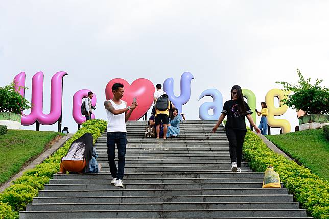 People visit the bank of Inya Lake in Yangon, Myanmar, Dec. 31, 2024. (Xinhua/Myo Kyaw Soe)