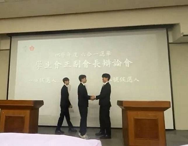 辯論會結束後，雙方握手致意，展現民主風度。(圖擷自成大學生會選委會臉書直播畫面)