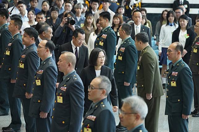 總統蔡英文（中）十二日前往國防部出席下半年陸海空軍晉任將官勗勉典禮。（中央社）