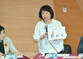 嘉義市長黃敏惠出席記者會，表達捍衛補助款立場。(記者田裕華攝)