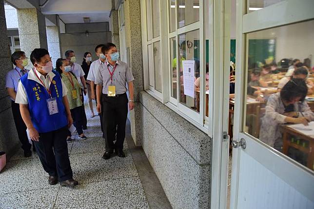 南投縣國民小學暨附設幼兒園教師聯合甄選初試6日在南投國中登場，共1056人報考，其中國小教師甄選開缺101人、幼兒園24人，報名人數、缺額皆為近年最多，南投縣副縣長陳正昇（前左）視察考場。 （南投縣政府提供） 中央社記者蕭博陽南投傳真 111年7月6日  
