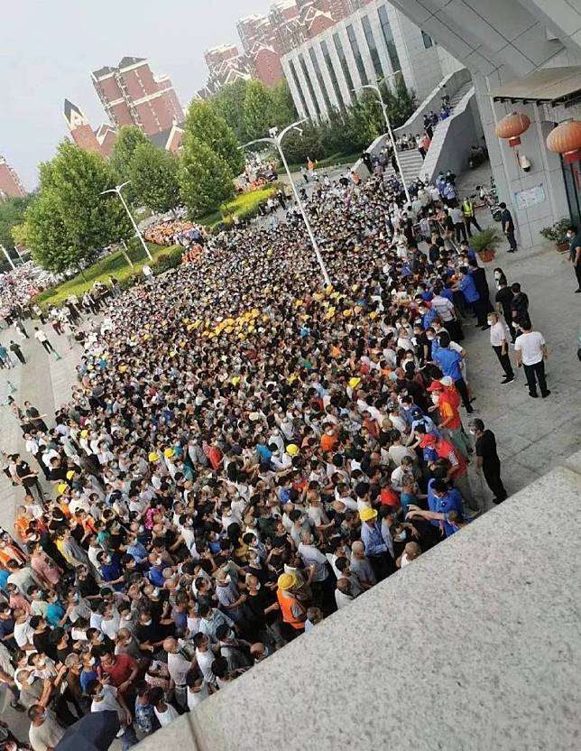 中國數個城市檢測站民眾擠成一團。(圖擷取自網路)