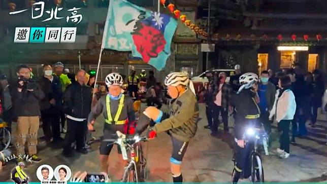 民眾黨主席柯文哲再次挑戰騎腳踏車一日北高，出發前不慎摔倒。翻攝柯文哲YT頻道。