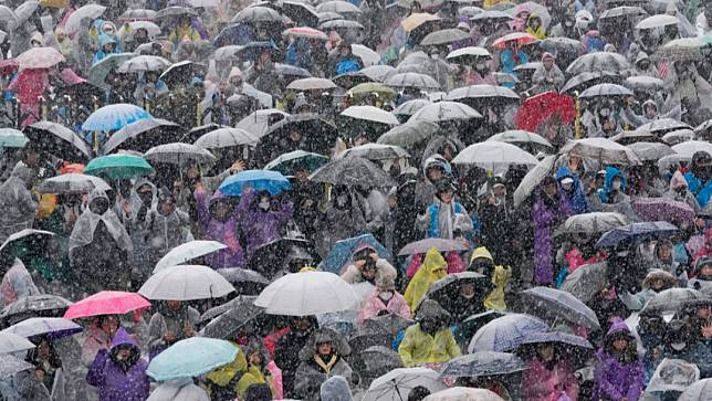 南韓近期流感肆虐，肺炎死者暴增；圖為首爾上周大雪，支持總統尹錫悅的群眾5日在雪中相挺。美聯社