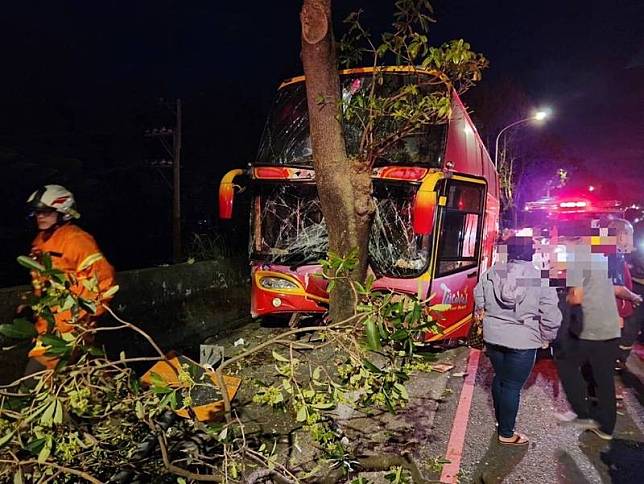 桃園市育達高中校車13日傍晚在平鎮區發生自撞事故，54歲謝姓駕駛不明原因在埔心陸橋處自撞路樹，謝男腿部開放性骨折，車上有7名學生擦挫傷。（翻攝照片）中央社記者葉臻傳真113年11月13日