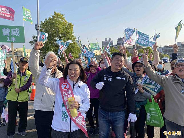 民進黨立委候選人林靜儀(左3)投票前一天在烏日中山路舉辦勝利大遊行。(記者黃旭磊攝)