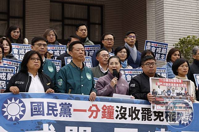 民進黨團16日舉行記者會，抗議《選罷法》修正案遭強行通過。