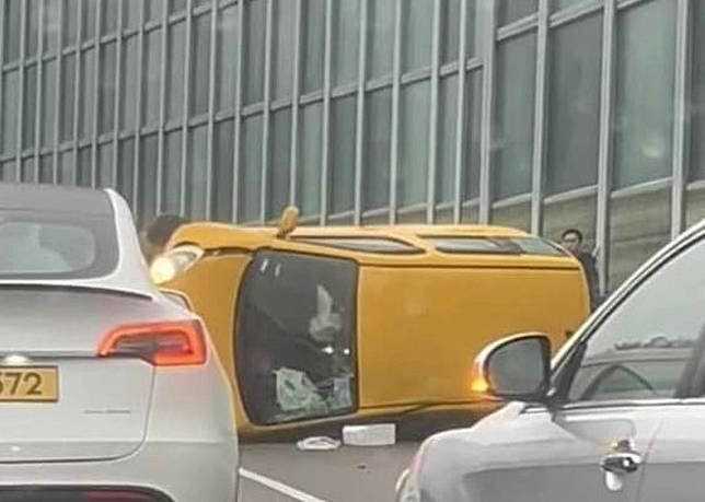 私家車翻側橫亘路中。
