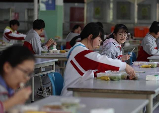 條例要求實行集中用餐學校，校方人員每餐應以同標準與學生共同用餐。