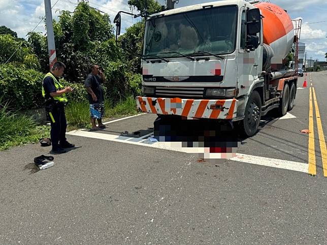 機車與混凝土車碰撞事故。（民眾提供）