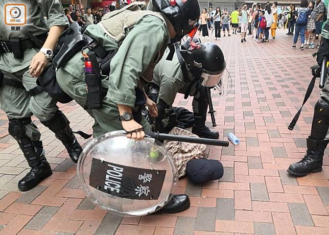 警方於本月13日在荃灣區拘捕多人。