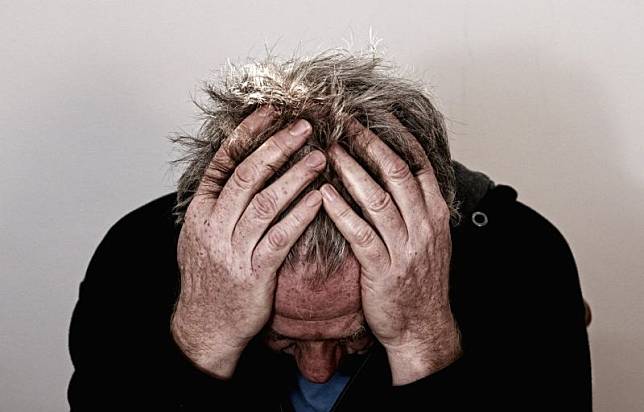 男、痛、悲傷、憤怒、生病、老人。（示意圖／Pixabay）