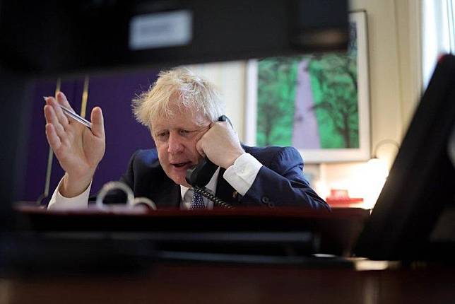 儘管挺過不信任投票，英國首相強生（Boris Johnson）仍難敵醜聞纏身，內閣大臣相繼辭職，24小時內超過40名政府官員走人。（翻攝自Boris Johnson臉書）