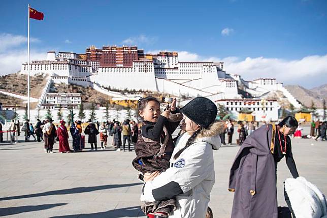 People visit the Potala Palace square in Lhasa, southwest China's Xizang Autonomous Region, Feb. 11, 2024. (Xinhua/Sun Ruibo)