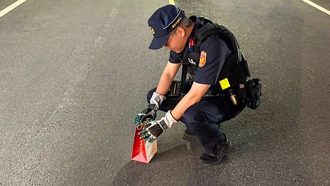 員警鄭旭翔在下班途中，路中央撿起一坨「小毛球」，一查，竟是珍稀國寶「領角鴞」。基隆市警察局提供