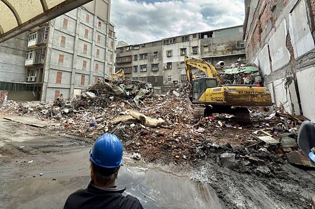 新北市三重區建案挖地基造成鄰損，建商承諾供受災戶20萬元補償金、租戶3萬元租金補貼。（張哲偉攝）