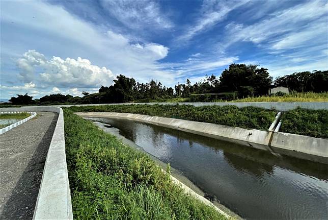 龜子港排水護岸治理工程竣工，可有效減輕柳營區及六甲區淹水風險。（水利局提供）