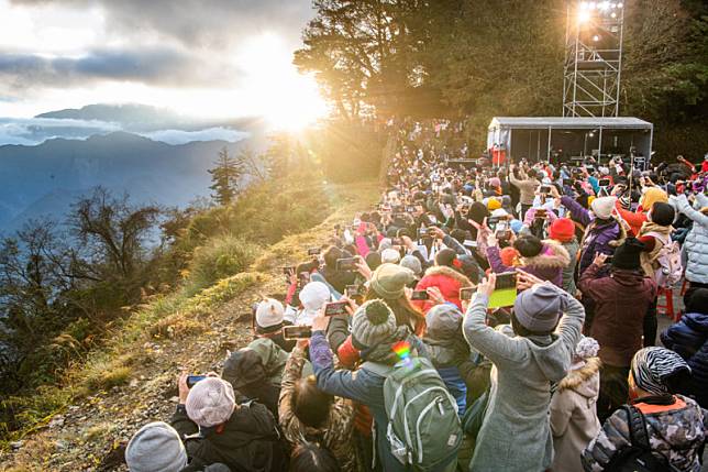 元旦搭乘「林鐵觀日列車」登阿里山迎接新年第一道曙光行程廣受國人歡迎。 圖：取自交通部觀光署（資料照）