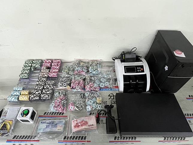 現場查扣證物，籌碼近千萬點。翻攝畫面