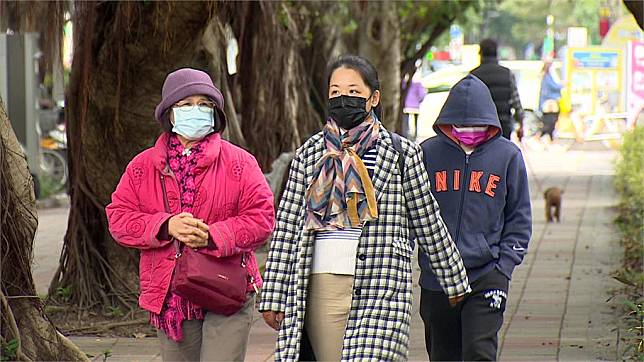 今日各地天氣偏冷，低溫普遍約12至15度。圖／台視新聞（資料畫面）