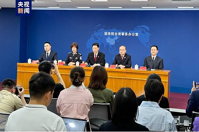 中國國台辦發言人陳斌華（左）與中國司法行政單位代表，共同宣布打擊「台獨」新規。（取自國台辦微博）