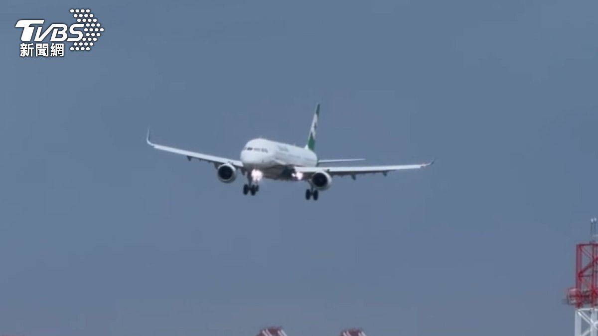鳳凰颱風來亂！飛機「左搖右擺」承受側風高屏發空品警報| TVBS | LINE TODAY