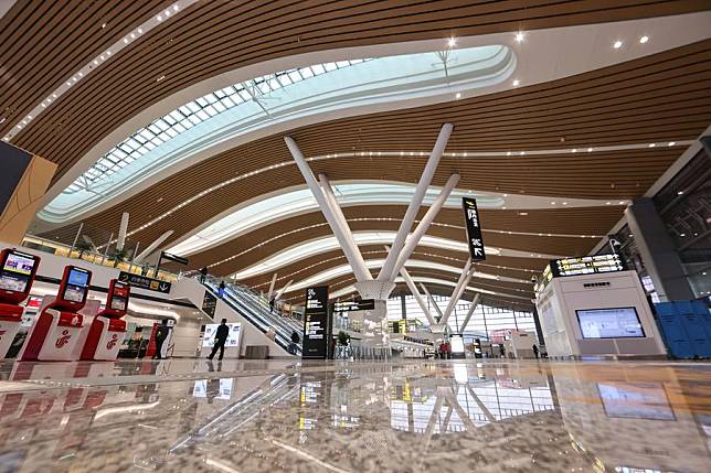 Photo shows an interior view of the Terminal 3 of Guiyang Longdongbao International Airport in Guiyang, southwest China's Guizhou Province, Dec. 14, 2021. (Xinhua/Ou Dongqu)