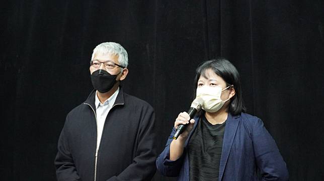 紙風車文教基金會執行長張敏宜(右)與任建誠召開記者會。(圖由紙風車提供)