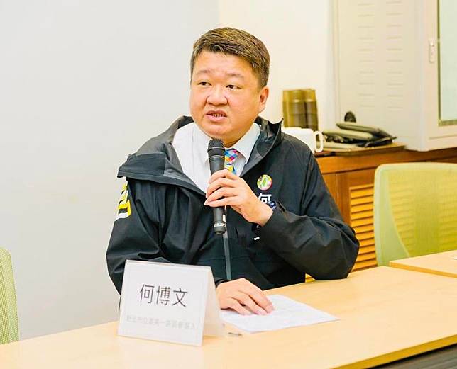 國民黨立委洪孟楷推出「問政成績撲克牌」競選文宣，讓何博文不以為然。（翻攝何博文臉書）