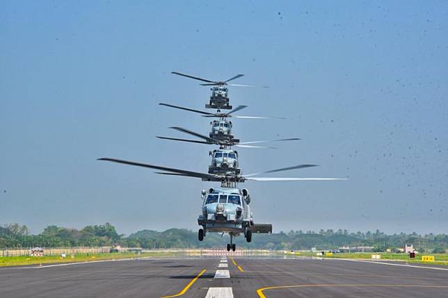 印度海軍第1支MH-60R「海鷹」(Seahawk)反潛直升機中隊6日成軍。 圖：翻攝Indian Navy