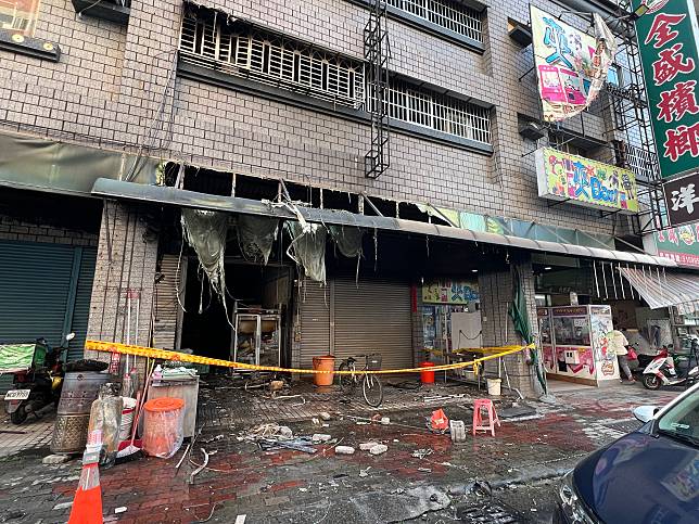 高雄鼎中路某大樓店面７日凌晨竄火，火警共造成５死慘劇。記者張議晨／攝影