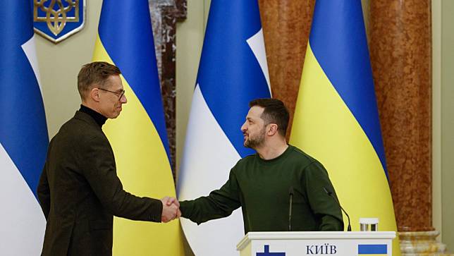 芬蘭總統史塔布（左）4月3日在訪問基輔時，與烏克蘭總統澤倫斯基（右）握手舉行聯合記者會。路透社
