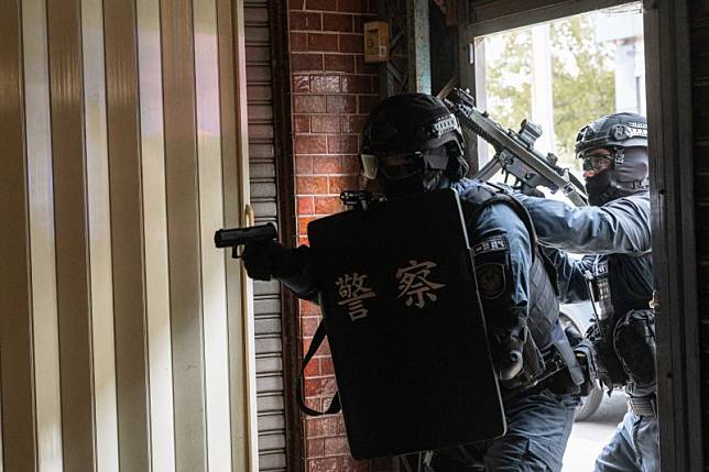 台中市警察局保大特勤中隊（TCPB SWAT）近期就在建商支援下，藉一批待拆房屋演練破門及「限制空間戰鬥」（CQB）技能。（取自TCPB局長室臉書 ）