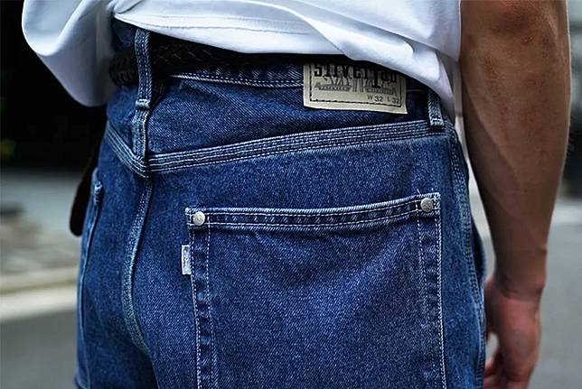 LEVI'S Silver Tab「懷舊寬鬆的風格版型，展現出更多標誌的銀標亮點。」／圖片來源：<a href=
