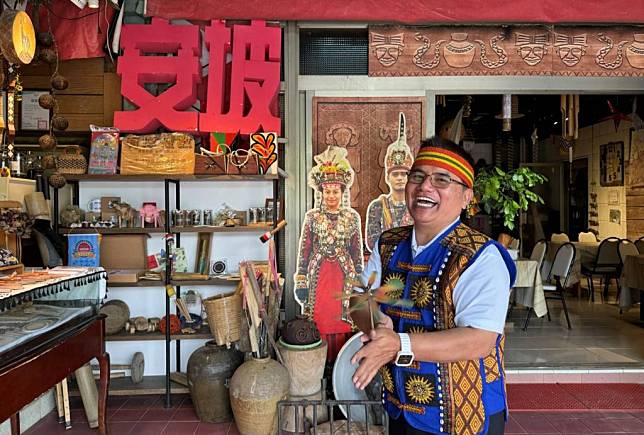 茂管處高屏山麓部落產業市集週日前進台南藍晒圖文創園區，遊客可以充分了解屏東三地門安坡部落的童玩王國。（記者鄭伯勝翻攝）