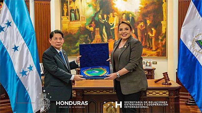 中美洲統合體於上月30日進行輪值主席國交接，圖為尼加拉瓜外交部長蒙卡達（左）與宏都拉斯總統卡斯楚（右）。圖／翻攝自Facebook@sgsica