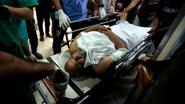 半島電視台首席特派員達都12月15日在加薩南部採訪時遭遇以軍空襲，被送到納瑟醫院救治。美聯社