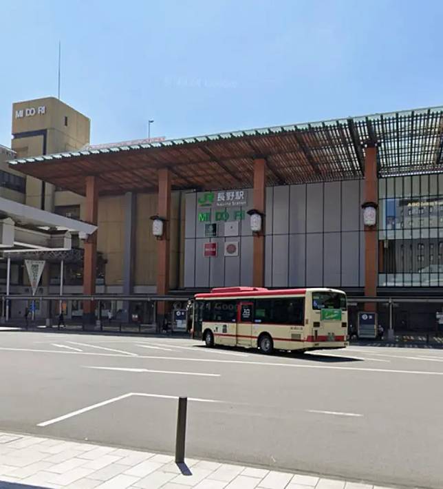 ▲日本長野JR車站外公車站發生隨機砍人案，三人受傷，其中一人命危，兇手逃亡中。（圖／翻攝自GoogleMap）