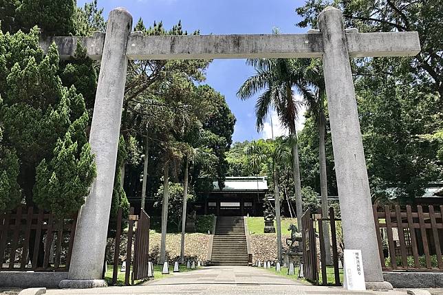 桃園神社現存的鳥居（圖片取自維基百科）