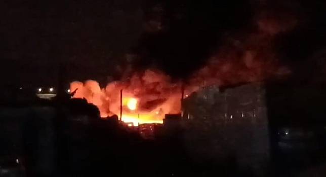 屯門藍地貨倉起火，3貨車焚毀，逾廿人疏散。(電視截圖)